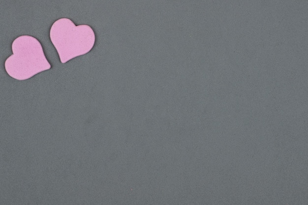 corazones en una postal de concepto de día de san valentín de fondo gris