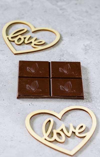 Foto corazones que rodean el chocolate símbolo de amor y regalo de san valentín