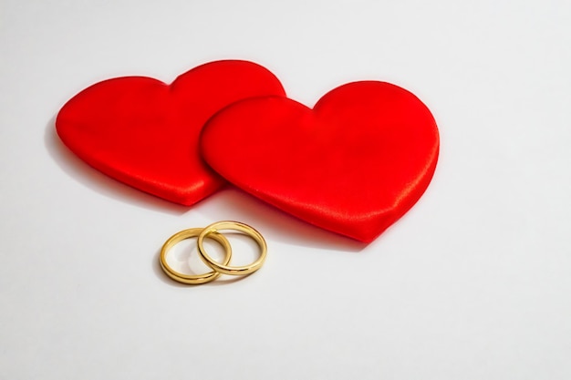 Corazones rojos y anillos de bodas
