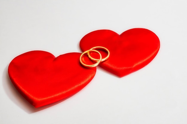 Corazones rojos y anillos de bodas