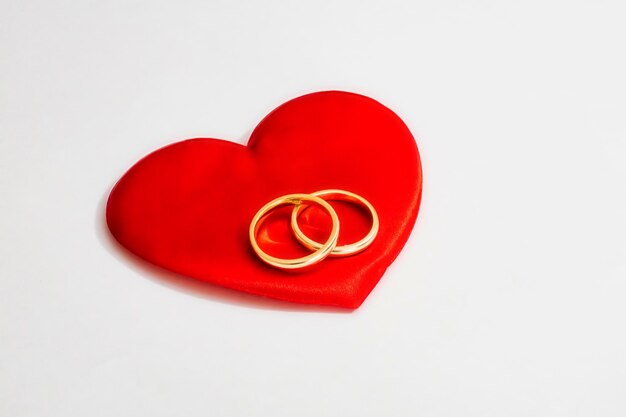 Corazones rojos y anillos de bodas