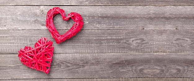 Foto corazones rojos decorativos en mesa de madera gris. fondo del día de san valentín