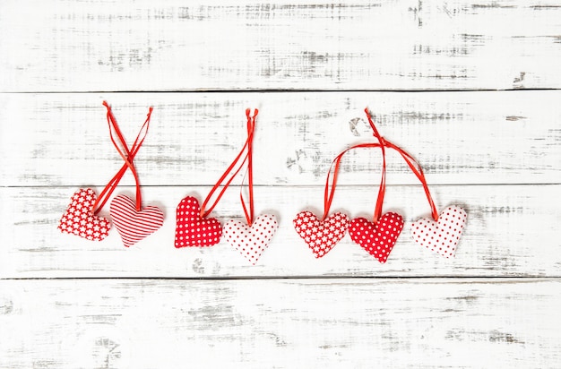 Corazones rojos fondo de madera decoración del día de San Valentín