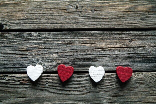 Corazones rojos en mesa de madera