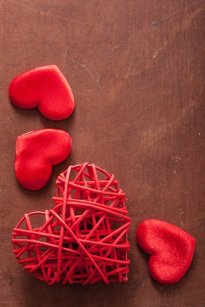 Corazones rojos sobre fondo de madera para el día de San Valentín