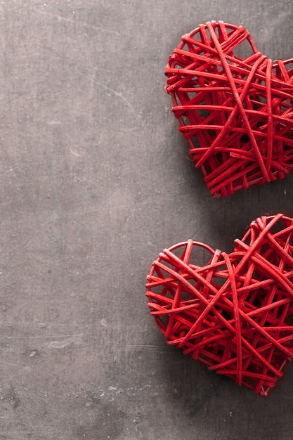 Corazones rojos sobre fondo de madera para el día de San Valentín