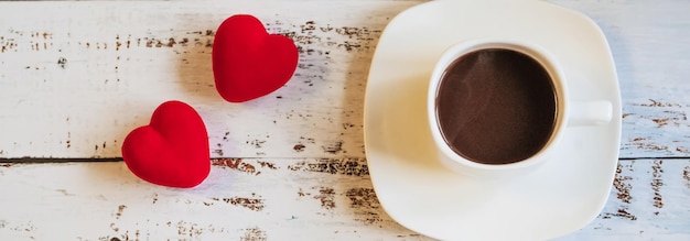 Corazones rojos y una taza de café el concepto del Día de San Valentín de la mujer Lugar para el lugar de texto para copiar Espacio de copia de portada de subtítulo de foto ancha horizontal