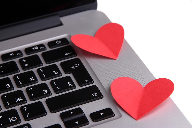Foto corazones rojos en el teclado de la computadora de cerca