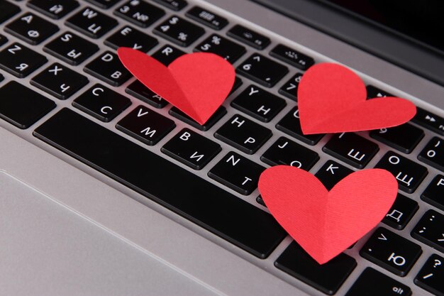 Corazones rojos en el teclado de la computadora de cerca