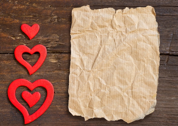 Corazones rústicos en una mesa de madera marrón