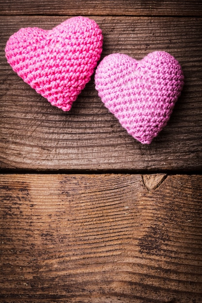 Corazones de San Valentín de ganchillo. Tarjeta de felicitación del día de San Valentín. Concepto de amor