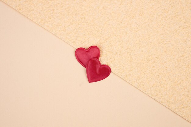 corazones de san valentín sobre fondo amarillo concepto de amor y celebración Día de San Valentín