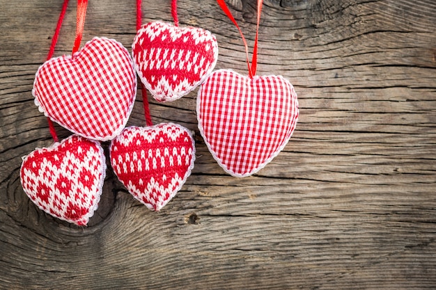 Corazones sobre fondo de madera Concepto de día de San Valentín