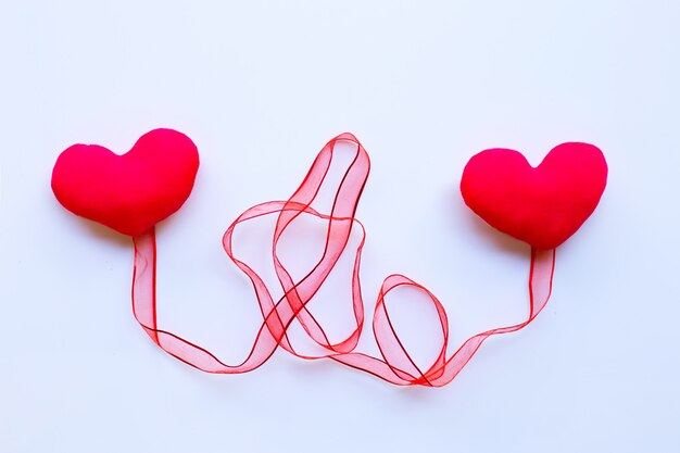 Corazones de la tarjeta del día de San Valentín con la cinta roja en fondo del Libro Blanco.