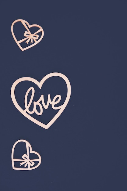 Corazones con texto de amor sobre un fondo negro Concepto de amor y día de San Valentín