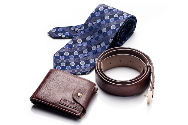 Corbata, cinturón, billetera, accesorio para hombre aislado sobre fondo blanco.