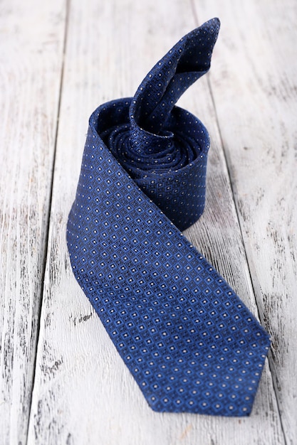 Foto corbata de moda sobre fondo de madera de color