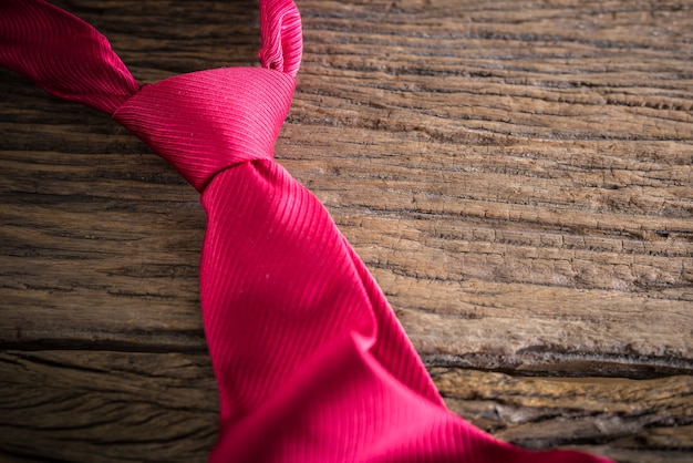 Corbata roja en la mesa de madera