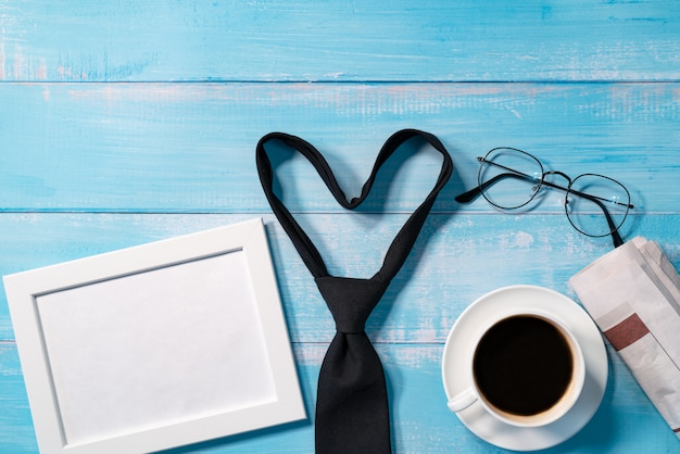 Foto corbata con una taza de café y gafas.