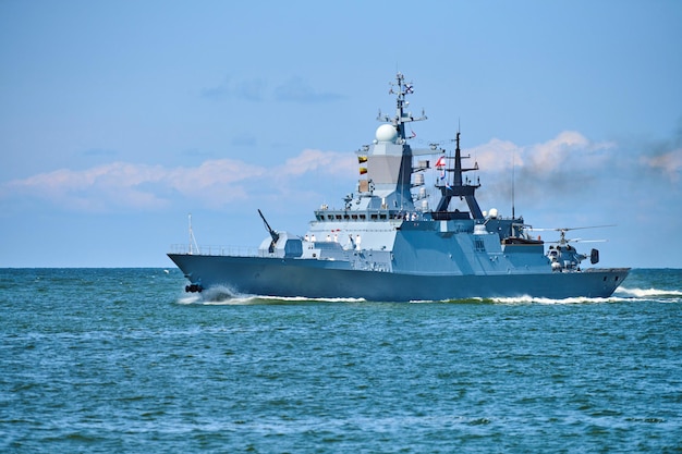 Corbeta de buque de guerra acorazado con helicóptero en cubierta realizando ejercicios militares en el Mar Báltico. Barco de guerra con helicóptero navegando en el hermoso mar azul. Buque de guerra militar, Armada rusa