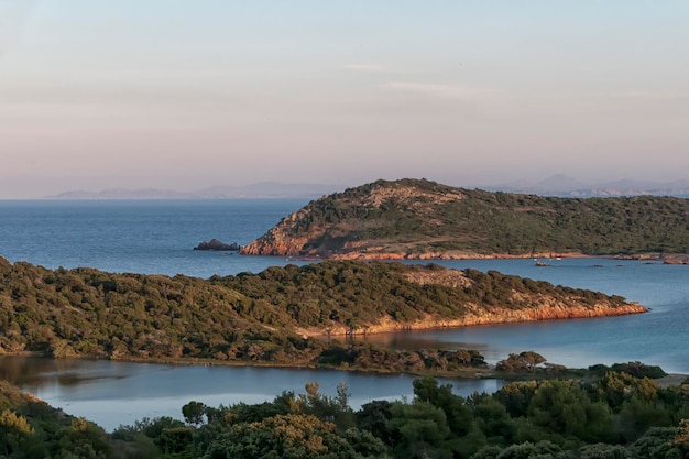 Córcega maravillosa costa agua de mar turquesa y rocas rojas