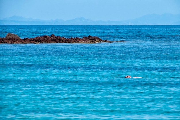 Córcega maravillosa costa agua de mar turquesa y rocas rojas