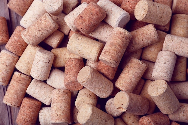 Corchos de vino en un fondo de mesa de madera rústica