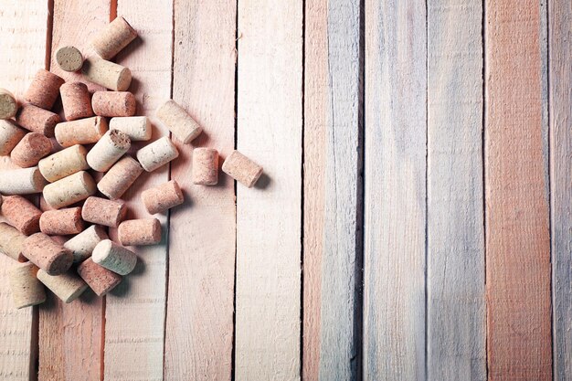 Foto corchos de vino sobre un fondo de madera