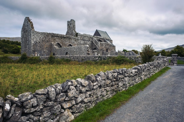 Corcomroe Abbey Ruinen und sein Friedhof in Irland