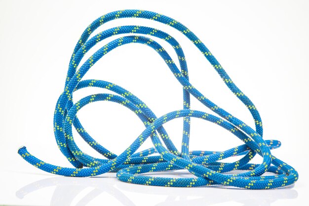 Foto corda colorida durável para equipamento de escalada sobre um fundo branco bobina de corda de escalada