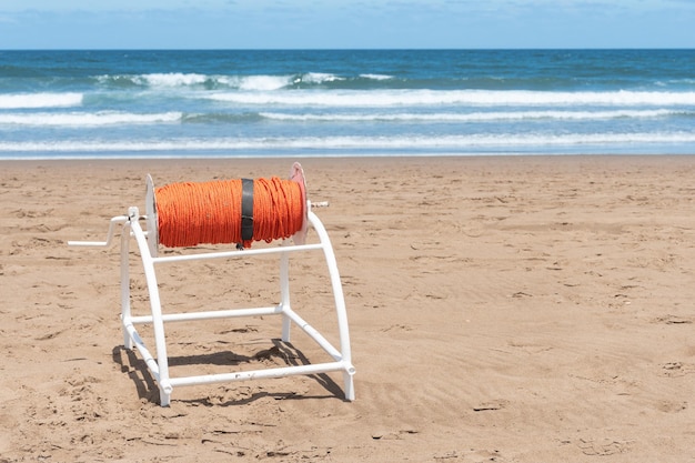 Foto corda de resgate de salva-vidas na praia