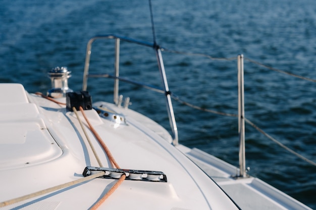 Corda no guincho de um iate branco no mar. Equipamento para iate