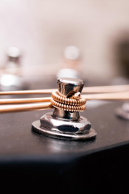 Foto cordas de guitarra pretas e amarelas em close-up macro fotografia