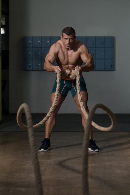 Cordas de luta de fitness no treino de ginástica Exercício de fitness