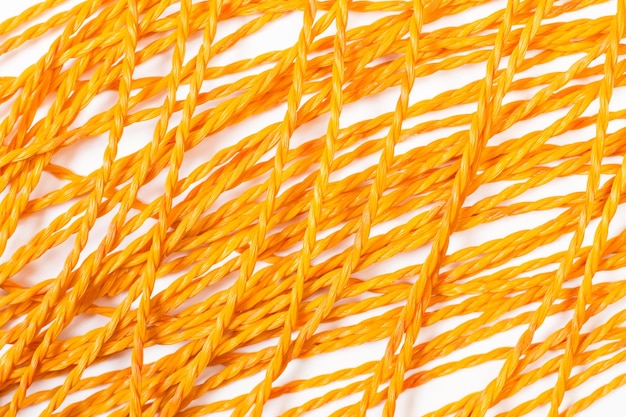 Cordas de plástico laranja em um fundo branco