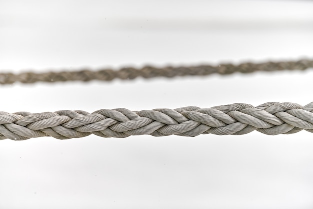 Foto cordas de vela penduradas em um barco ou iate de pesca, close-up. fragmento detalhado de corda.