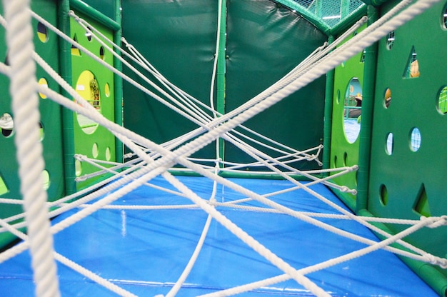 cordas na sala de jogos infantil na forma de uma teia