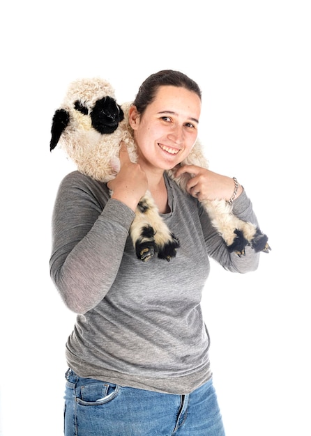 Foto cordeiro valais blacknose e mulher agricultora