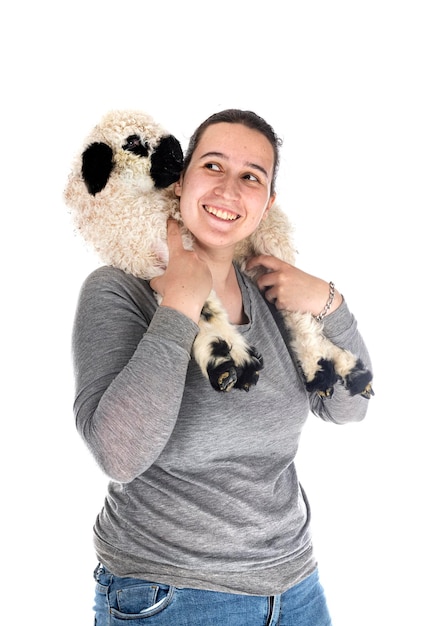 Foto cordeiro valais blacknose e mulher fazendeira na frente de fundo branco