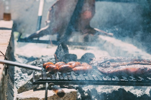 Cordero asado en una barbacoa