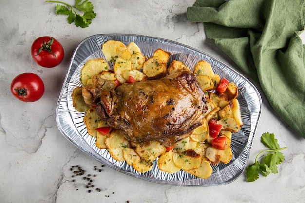 Cordero asado Comida e pimentão Planta fundo cinza Comida de rua turca Kokorec rolos feitos