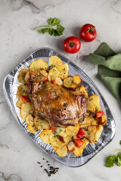 Cordero asado comida y pimiento planta fondo gris comida callejera turca Kokorec rollos hechos