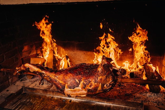 El cordero se cocina íntegramente en un asador al fuego Cocción