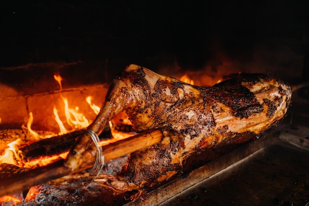 El cordero se cocina íntegramente en un asador al fuego Cocción