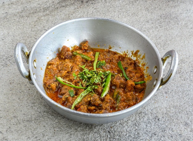 Cordero karahi rogan josh korma masala servido en plato aislado sobre fondo gris vista superior de pakistaní y especias indias comida