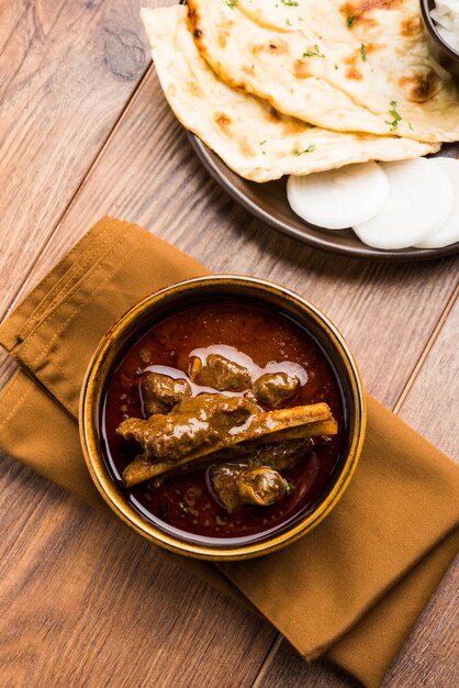 Cordero O Gosht Masala O cordero indio rogan josh con algunos condimentos, servido con Naan o Roti, enfoque selectivo