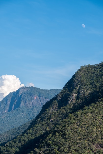 Cordilheira alta com a floresta tropical no parque nacional.