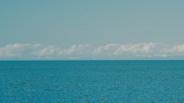 Cordilheira coberta de neve com mar calmo