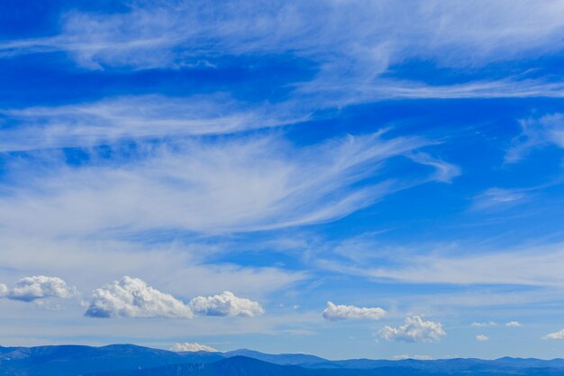 Cordilheira com céu azul e nuvens