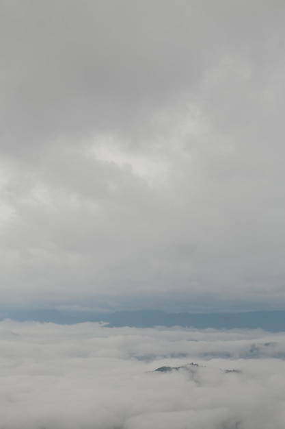Cordilheira com silhuetas visíveis através da névoa azul da manhã